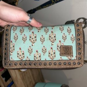 ariat women’s wristlet. cactus cruiser clutch.